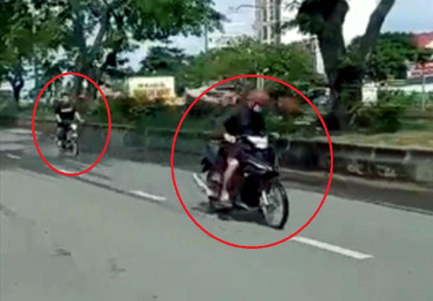 Nhóm thanh thiếu niên chặn đường Nguyễn Văn Linh để đua xe vào chiều 18/4.