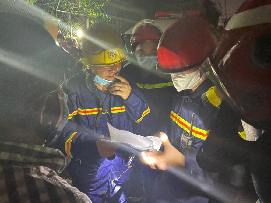Lực lượng chức năng kiểm tra thông tin nạn nhân sau vụ cháy.