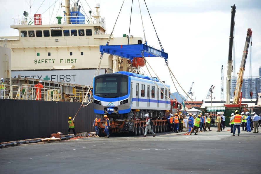 Đến đầu giờ chiều 10/5, các đơn vị liên quan vẫn đang bốc dỡ các toa tàu Metro vừa cập bến tại cảng Khánh Hội, quận 4, TPHCM.