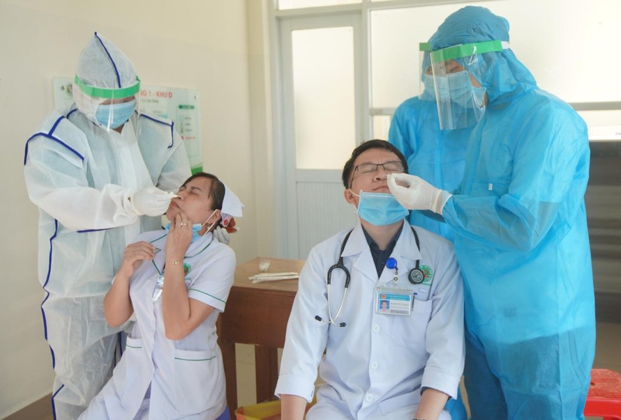 Bệnh viện Lê Văn Thịnh tổ chức lấy mẫu xét nghiệm.