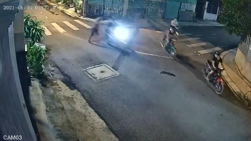 Nhóm cướp tẩu thoát sau khi tấn công nạn nhân, cướp xe máy.