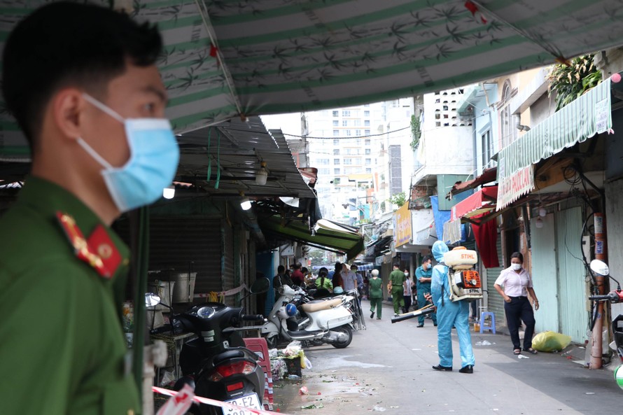 Chiều 21/5, ghi nhận của phóng viên, một đoạn đường Cao Thắng dài khoảng 200m với hàng chục hộ dân và một phần chợ Phú Nhuận, quận Phú Nhuận, TPHCM đang được cơ quan chức năng phong tỏa nghiêm ngặt.