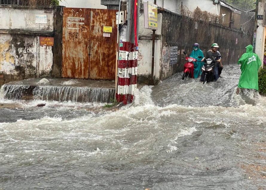 Đầu giờ chiều 21/5, khu vực TPHCM có mưa lớn trên diện rộng khiến nhiều tuyến đường ngập nặng.