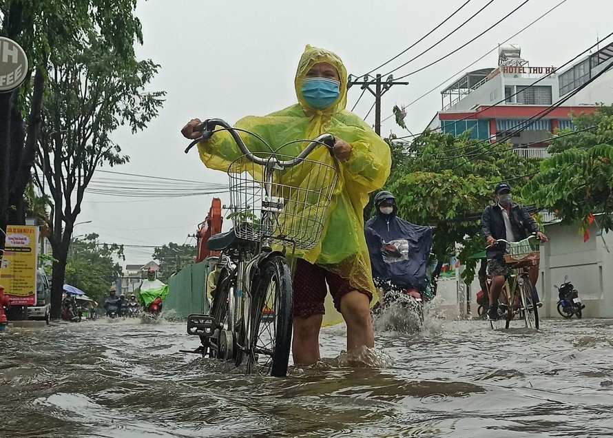 Sáng 25/5, mưa lớn trên diện rộng kéo dài nhiều giờ ở TPHCM gây ngập úng nhiều nơi. 