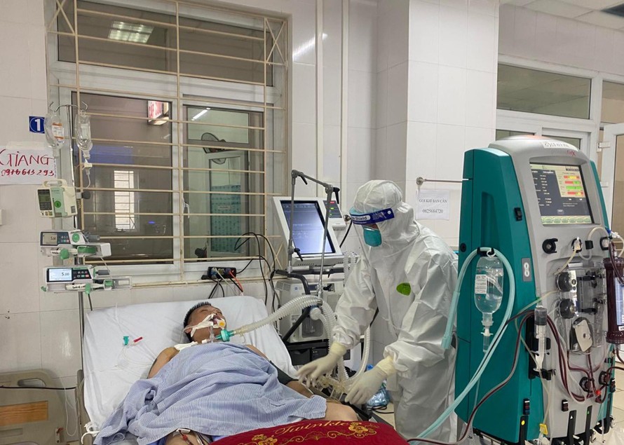 Đội phản ứng nhanh Bệnh viện Chợ Rẫy điều trị cho bệnh nhân COVID-19 ở Bắc Giang.