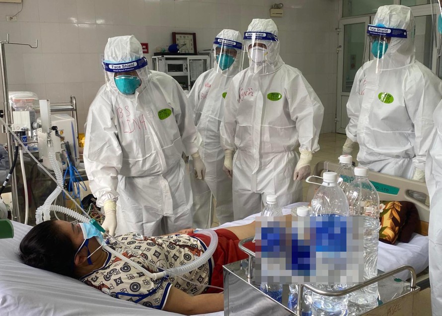 Thông tin từ Bệnh viện Chợ Rẫy cho biết, ngay khi được điều động của Bộ Y tế, Đội phản ứng nhanh Bệnh viện Chợ Rẫy gồm 13 thành viên đã có mặt ngay tại Bắc Giang vào trưa 26/5.