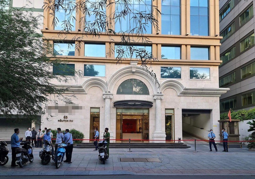 Tòa nhà 65 Nguyễn Du tạm phong tỏa để điều tra dịch tễ.