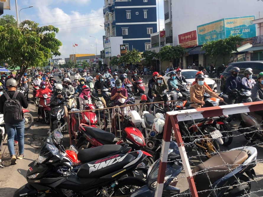 Ghi nhận của phóng viên vào sáng 31/5, rất đông người dân quận Gò Vấp, TPHCM vẫn được rời địa phương để đi làm ở các nơi khác.