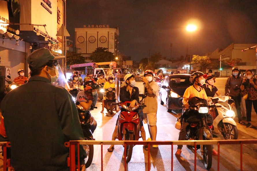 Ghi nhận của phóng viên, đúng 0h ngày 31/5, các chốt kiểm soát trên địa bàn quận Gò Vấp đã được triển khai.