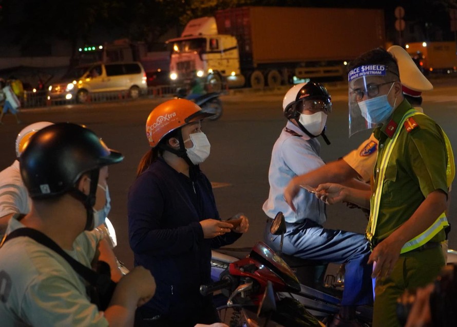 Tối 31/5, quận Gò Vấp, TPHCM đã tái lập 10 chốt kiểm soát người và phương tiện ra vào địa phương sau khi thực hiện giãn cách theo chỉ thị 16 để phòng chống dịch bệnh COVID-19.