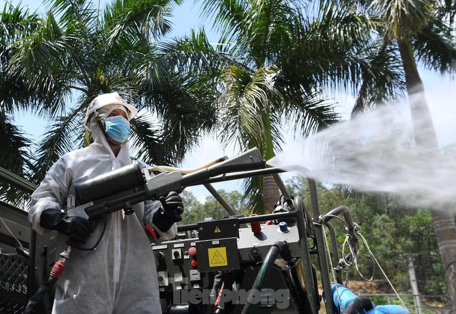 Quân đội phun hóa chất khử khuẩn ở Bắc Giang.