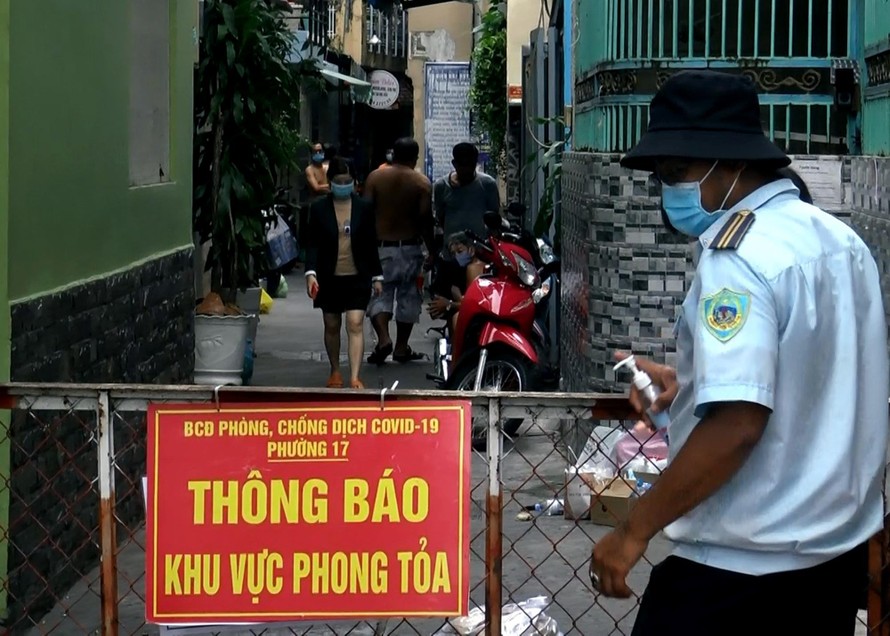 Sáng 1/6, chính quyền quận Phú Nhuận, TPHCM đang phong tỏa chợ Phú Nhuận và ba con hẻm xung quanh để phun khử khuẩn, điều tra, truy vết một trường hợp nghi mắc COVID-19 cư ngụ trên địa bàn. 