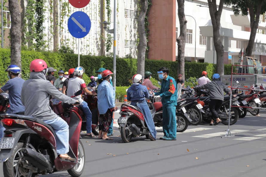 Sáng 23/6, chợ Sơn Kỳ, quận Tân Phú, TPHCM đã tạm ngưng hoạt động, cơ quan chức năng căng dây, thiết lập hàng rào chắn phong tỏa các lối ra vào chợ.