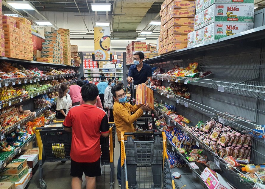 Chiều 7/7, dù TPHCM khẳng định đảm bảo cung ứng đủ thực phẩm cho toàn thành phố nhưng người dân vẫn đổ xô đến các siêu thị để mua lương thực, thực phẩm.