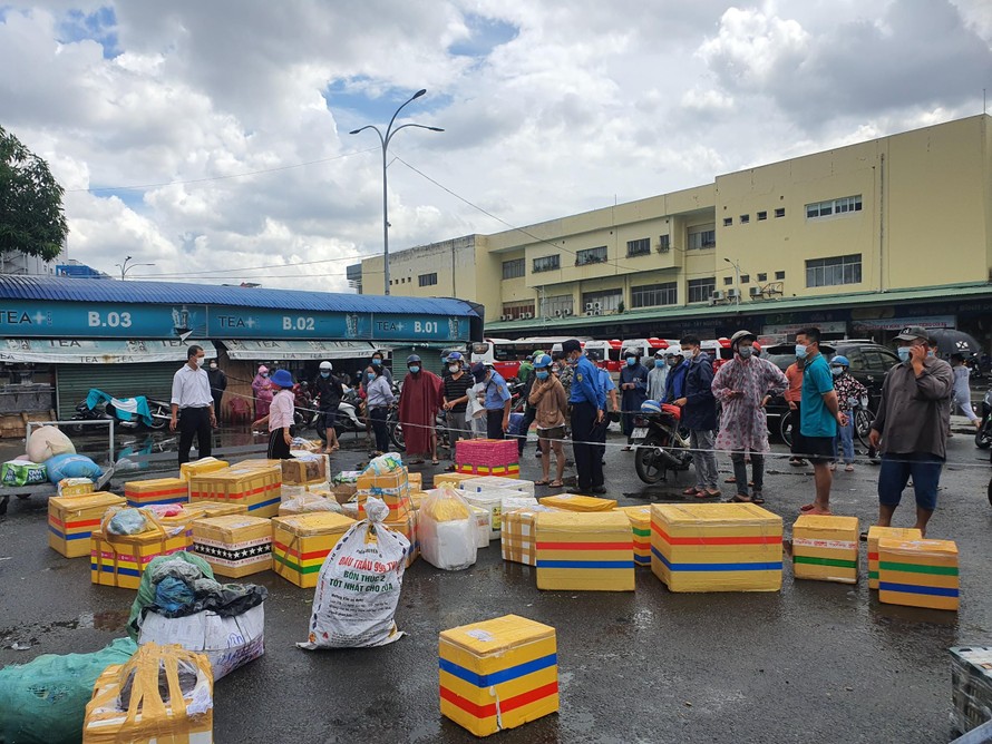 Ngày 8/7, nhiều người dân đến bến xe Miền Đông ở quận Bình Thạnh, TPHCM lấy hàng khá mệt mỏi khi phải ngồi đợi vật vờ, dầm mưa đội nắng suốt nhiều giờ đồng hồ vì xe tải chờ hàng về bến trễ. 