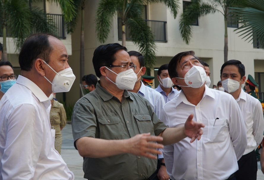 Thủ tướng Phạm Minh Chính kiểm tra Bệnh viện dã chiến thu dung điều trị COVID-19 ở TP Thủ Đức.