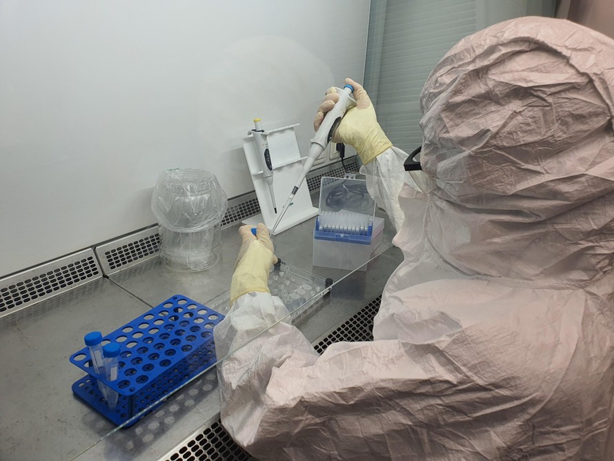 Ngày 12/7, các kỹ thuật viên xét nghiệm thuộc Trung tâm Nhiệt đới Việt – Nga đang miệt mài xét nghiệm mẫu bệnh phẩm được Trung tâm Kiểm soát Bệnh tật TPHCM (HCDC) chuyển đến.