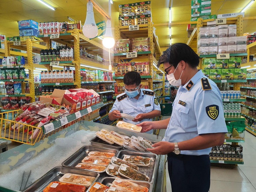Lực lượng Quản lý Thị trường kiểm tra niêm yết giá trên các sản phẩm ở Bách Hóa Xanh.