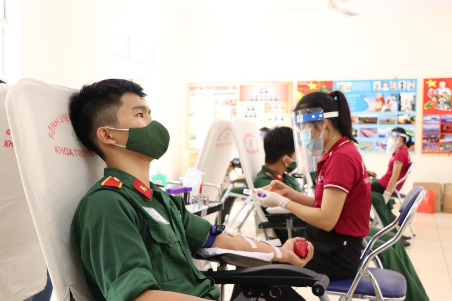 Sáng 29/7, trường Sỹ quan Kỹ thuật Quân sự ở quận Gò Vấp, TPHCM và Bệnh viện Quân y 175 phối hợp tổ chức Lễ phát động Phong trào hiến máu tình nguyện năm 2021 với chủ đề "Chung tay đẩy lùi dịch bệnh COVID-19". 