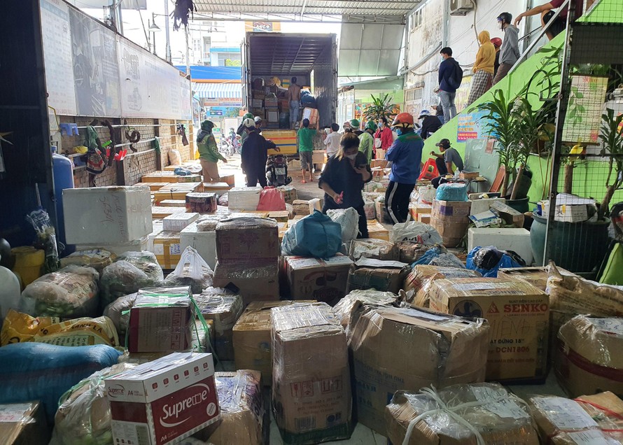 Chiều 22/8, rất đông người dân đến các nhà xe gần bến xe Miền Đông, quận Bình Thạnh, TPHCM để nhận hàng hóa, nhu yếu phẩm từ quê gửi đến.