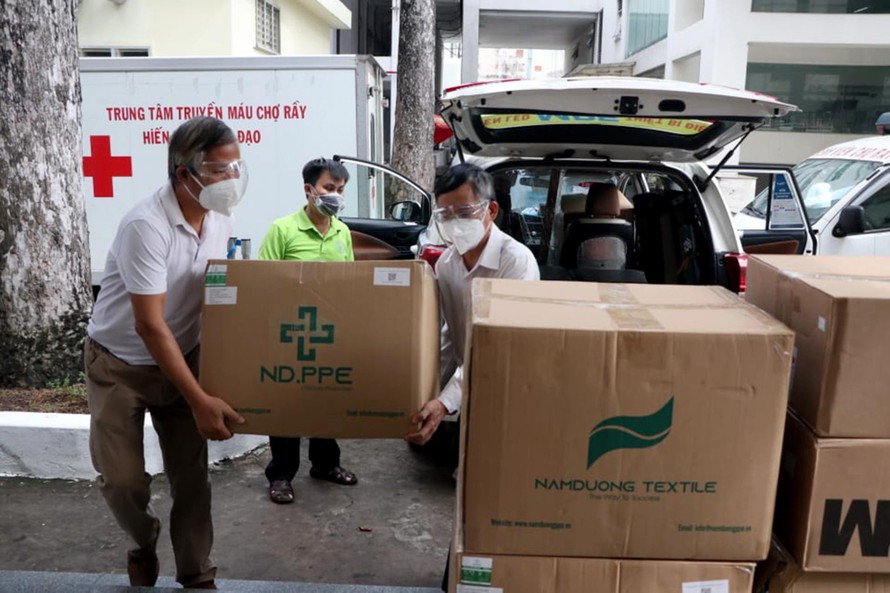 Đại diện EVNSPC và Báo Tiền Phong chuyển khẩu trang, đồ bảo hộ đến Bệnh viện Chợ Rẫy.