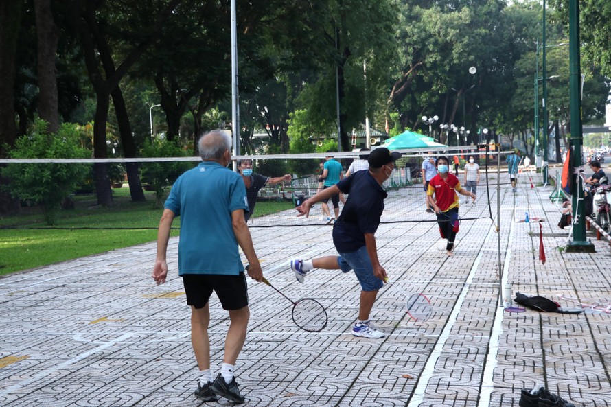 Tại Công viên Gia Định, giáp ranh quận Phú Nhuận và quận Gò Vấp, TPHCM, từ sáng sớm đã có nhiều người dân ra tập thể dục, chơi thể thao.