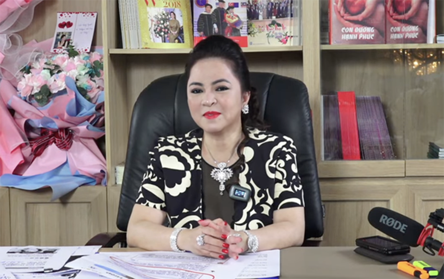 Bà Nguyễn Phương Hằng tố giác nhiều nghệ sĩ trong các buổi phát trực tiếp trên mạng xã hội.