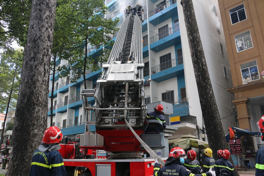 Lực lượng chức năng điều xe thang đến tiếp cận dập lửa.