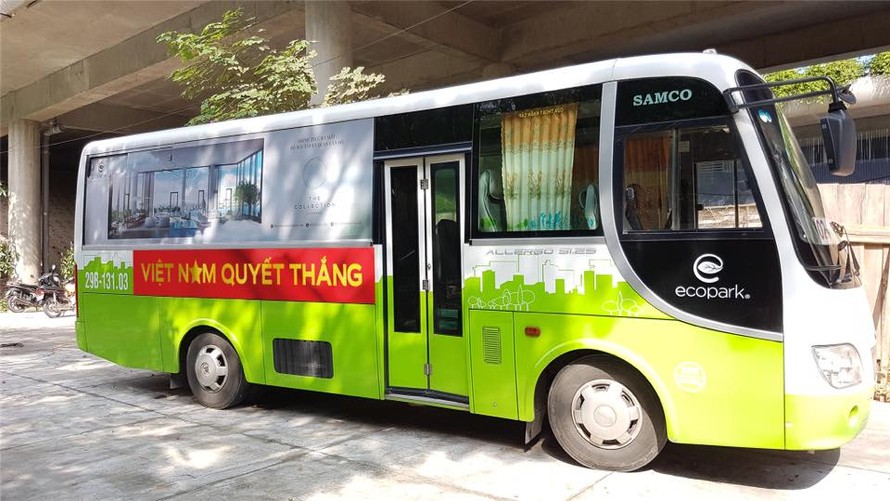 Xe bus của doanh nghiệp địa ốc cổ vũ cho U23 Việt Nam