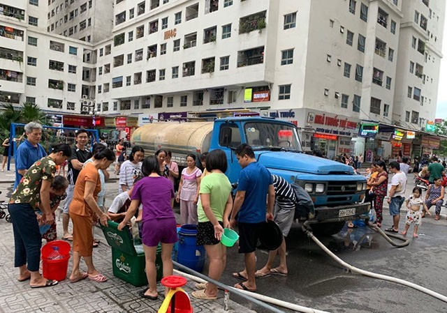 Hình ảnh người dân xếp hàng lấy nước hơn 1 tuần qua tại Hà Nội