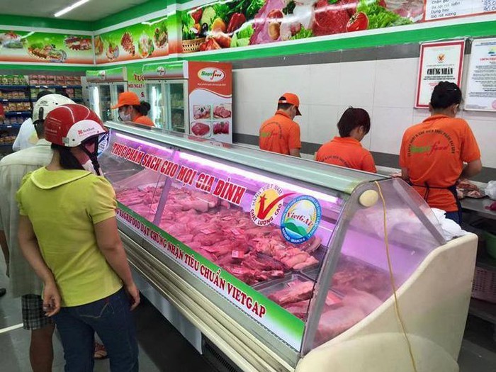 Siêu thị giảm giá thịt lợn trong bối cảnh nhiều nơi tăng giá