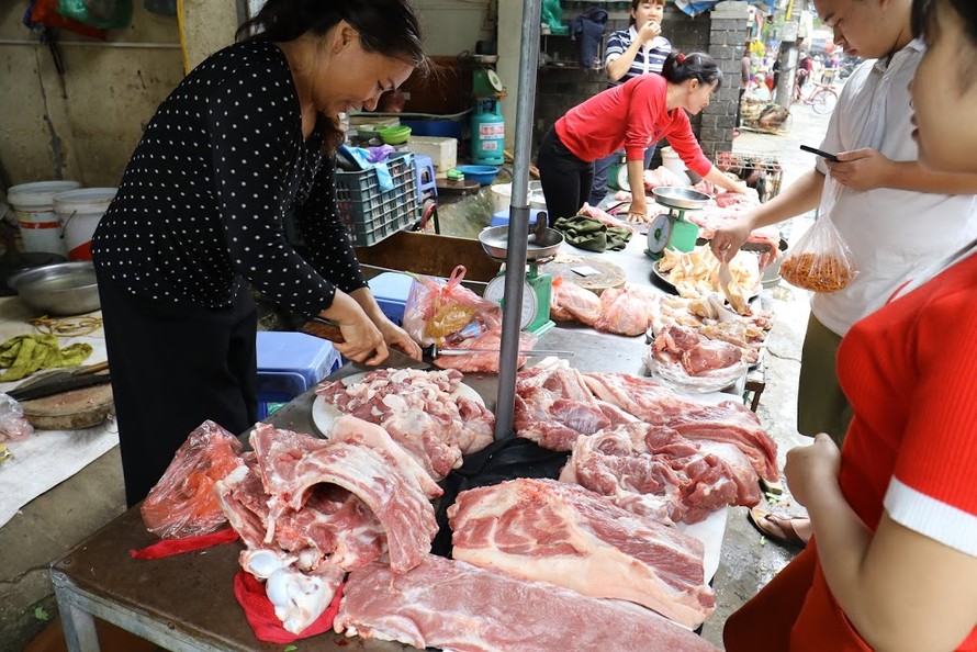 Giá lợn tại chợ truyền thống tại Hà Nội đi ngang dù lợn hơi đã giảm