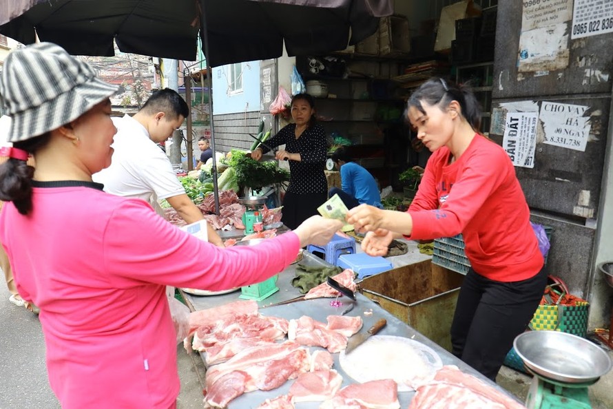 Thịt lợn tại các chợ truyền thống Hà Nội đầu tuần bắt đầu giảm từ 10.000 - 20.000 đồng/kg. Ảnh: Như Ý