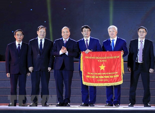 Thủ tướng Chính phủ Nguyễn Xuân Phúc trao tặng Cờ Thi đua của Chính phủ cho Tổng Cty Xi măng