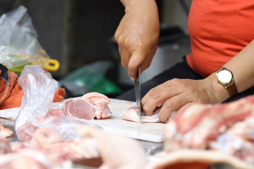 Thịt lợn tại chợ truyền thống tăng lại sau thời gian ngắn giảm giá. Ảnh: Như Ý