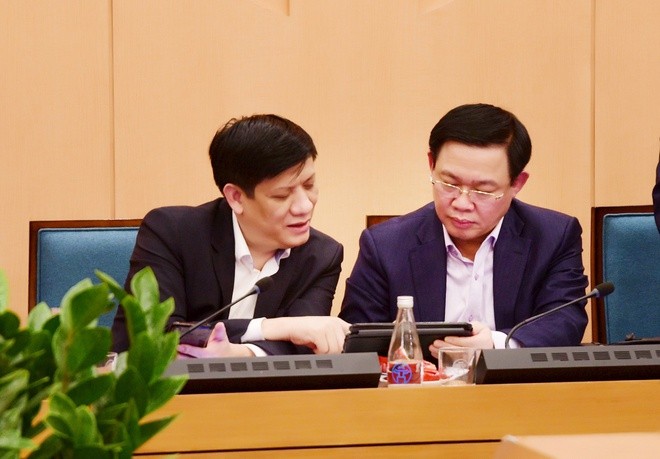 Bí thư Thành ủy Hà Nội Vương Đình Huệ (phải)