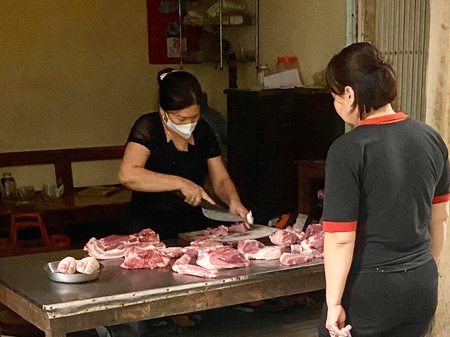 Thịt lợn ngày 2/4 tại nhiều chợ và siêu thị vẫn chưa giảm giá dù giá lợn hơi đã giảm.