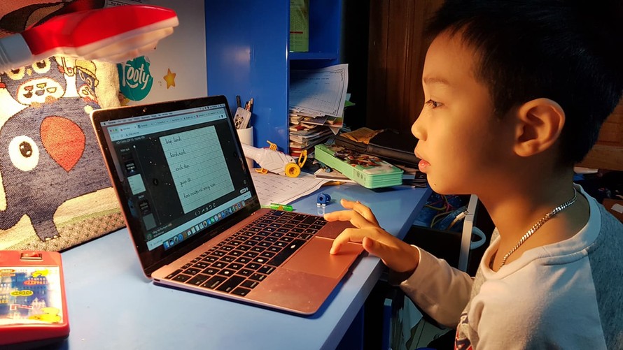 Nhiều gia đình phải sắm thêm máy tính xách tay để phục vụ cho con học trực tuyến trong mùa dịch COVID-19.