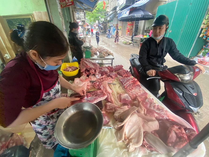 Thịt lợn tại chợ truyền thống tăng giá bất chấp mọi giải pháp kềm giá.