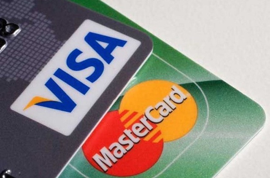 Hiệp hội Ngân hàng kiến nghị với Visa và MasterCard cần có giải pháp, chính sách hỗ trợ giảm phí cho các ngân hàng Việt Nam.