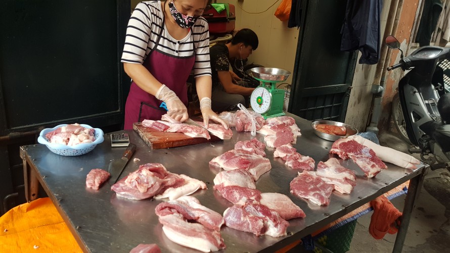 Thịt lợn hơi tăng nhẹ bất chấp các giải pháp kìm giá lợn xuống 70.000 đồng/kg của Bộ Nông nghiệp.