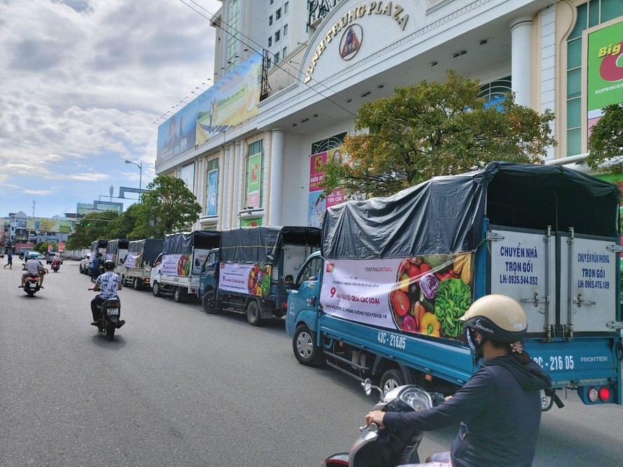 Đoàn xe tải chở rau củ ủng hộ cho Đà Nẵng phòng chống dịch.