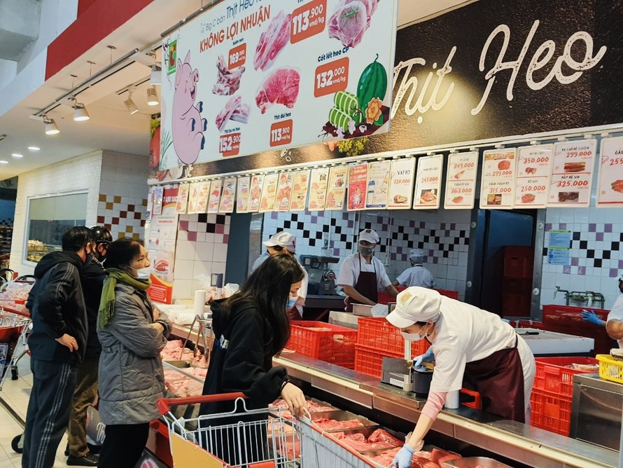 GIá thịt lợn siêu thi đang rẻ hơn chợ truyền thống thu hút người dân đến mua.