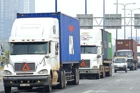 xe vận tải chở hàng hoá phân luồng giao thông qua TP.HCM.