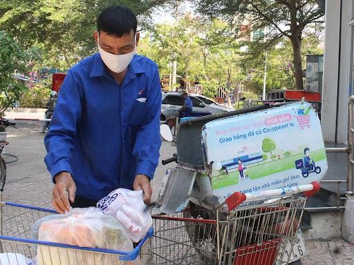 Chuỗi siêu thị Co.opmart Hà Nội gia tăng bán hàng online ship cho khách sau khi 1 siêu thị đóng cửa.