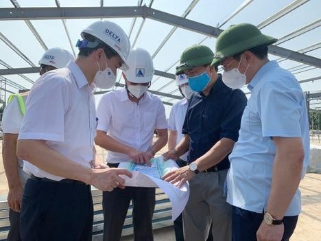 Thứ trưởng Bộ Xây dựng Lê Quang Hùng kiểm tra tiến độ xây dựng bệnh viện dã chiến tại phường Yên Sở.