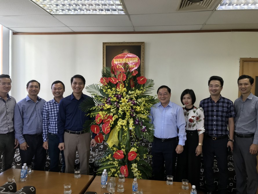 Bí thư Trung ương Đoàn Nguyễn Ngọc Lương (thứ 4 từ trái qua) tặng hoa chúc mừng báo Tiền Phong