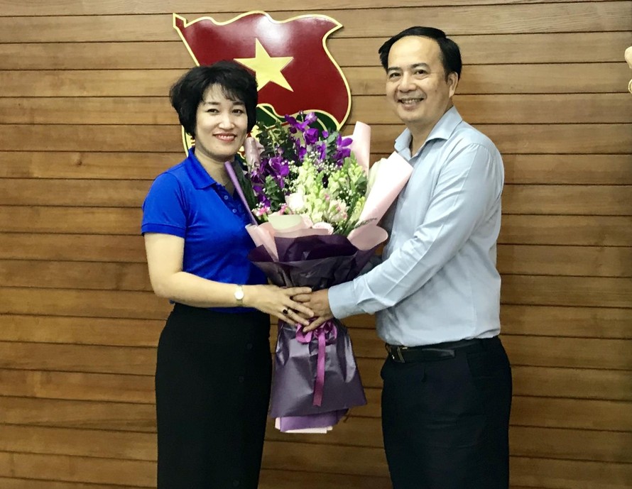 Đồng chí Nguyễn Anh Tuấn, Phó Bí thư thường trực Đảng ủy cơ quan Trung ương Đoàn tặng hoa chúc mừng chị Lê Hồng Hạnh