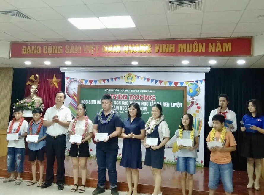 Đại diện lãnh đạo Đảng ủy, Công đoàn cơ quan trung ương đoàn trao thưởng cho các cháu học sinh