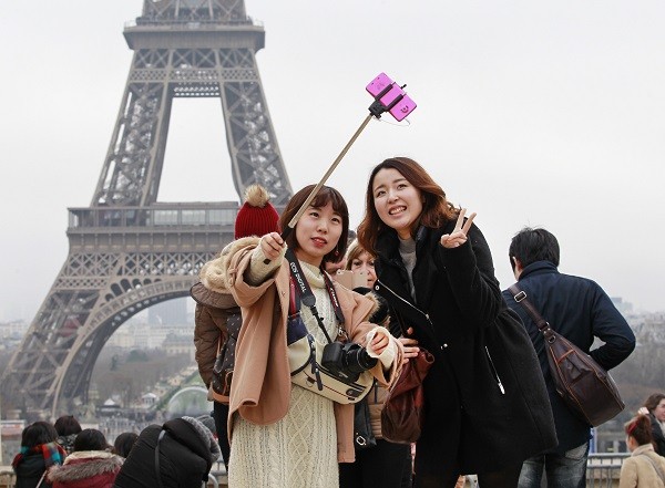 Pháp cấm sử dụng 'gậy tự sướng' để chụp ảnh trong bảo tàng